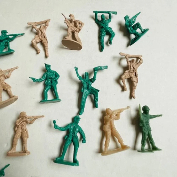 Green Tan Plastic Mini Soldiers 18 Pieces Kids Toy Mini Figures - Picture 5 of 5